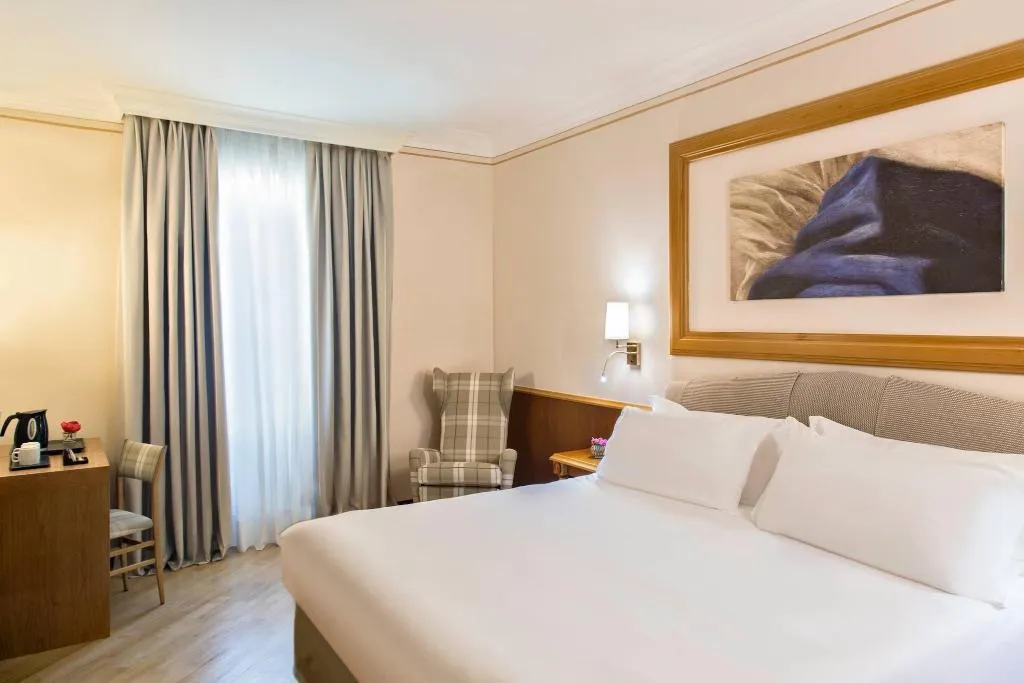 Room, Renaissance Naples Mediterraneo, Naples