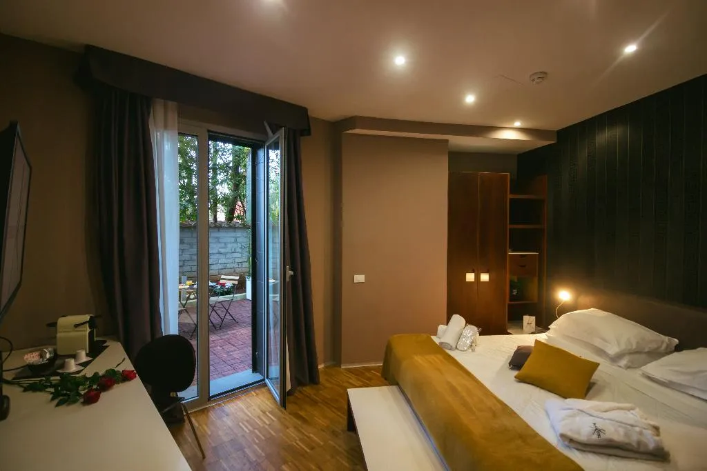 DOUBLE SUPERIOR Room, Black, Rome