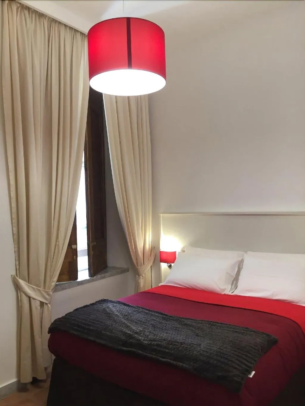 Room, B&B Napolimilionaria, Naples
