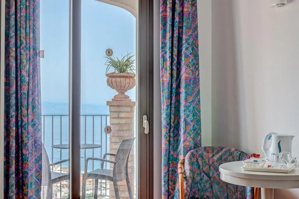 Double or Twin SIDE SEA VIEW WITH BALCONY Room, Antares, Catania