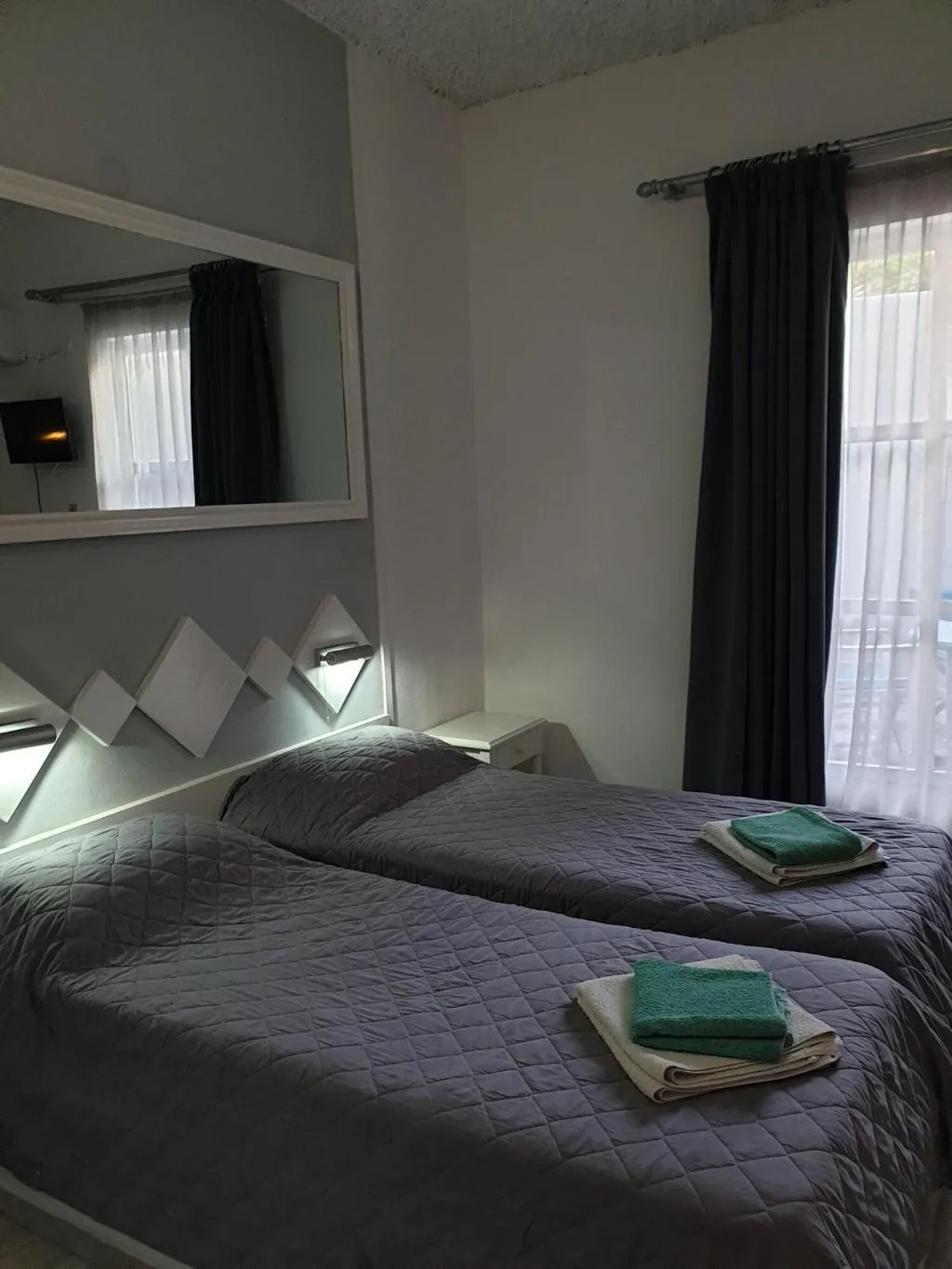 QUADRUPLE MOUNTAIN VIEW Room, Porto Castello, Santorini