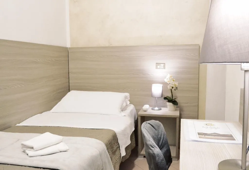 SINGLE STANDARD Room, Colombo, Naples