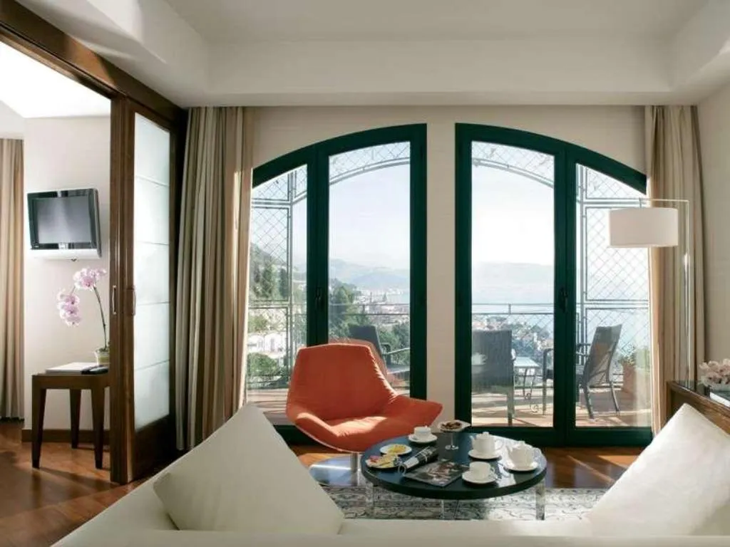 Room, Raito, Naples