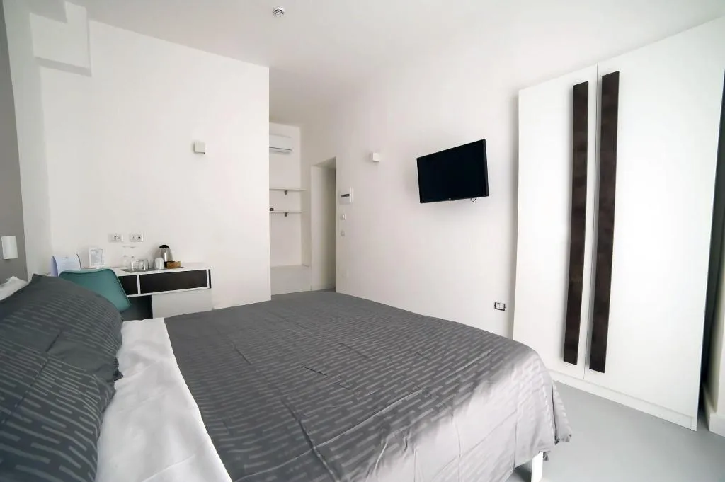 Room, Dada Suite, Naples
