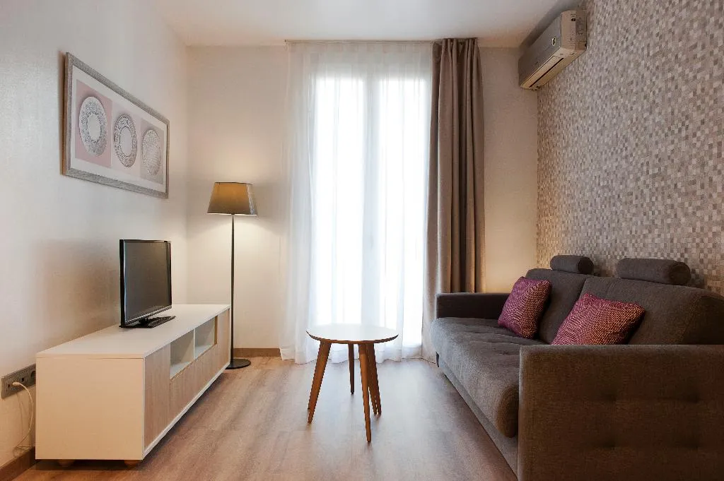 APARTMENT CAPACITY 6 TWO BEDROOMS Room, MH Apartments S. Familia, Barcelona