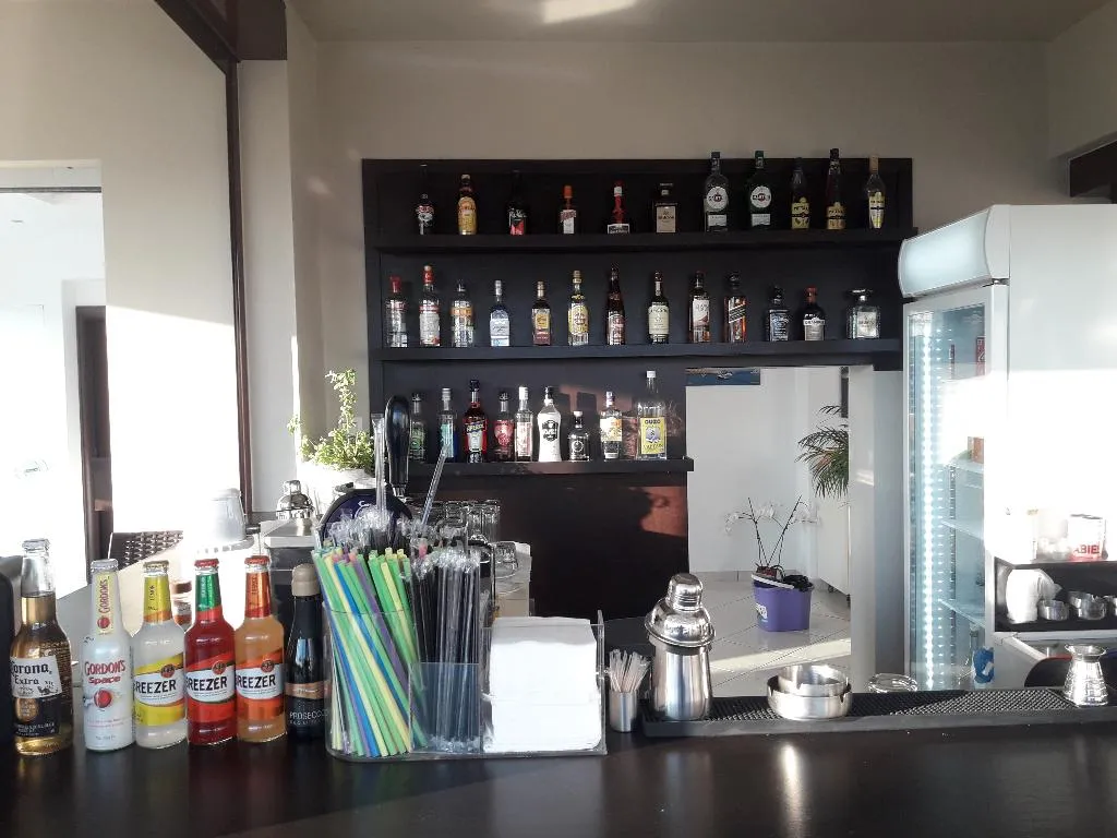 Bar, Carisa Maleme, Crete
