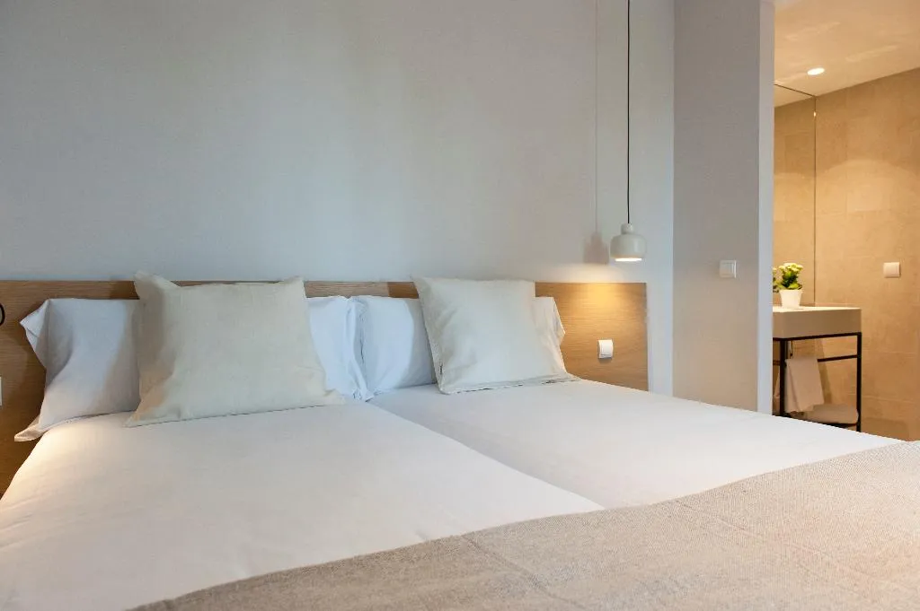 APARTMENT CAPACITY 6 TWO BEDROOMS Room, MH Apartments Central Madrid, Madrid