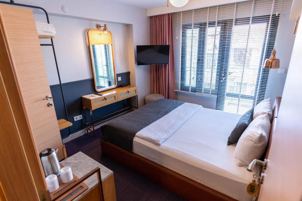 Room, Viva La Vita, Izmir