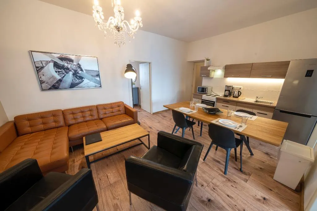 APARTMENT FOUR BEDROOMS TWO BATHROOMS Room, New Town - Apple Apartments, Prague