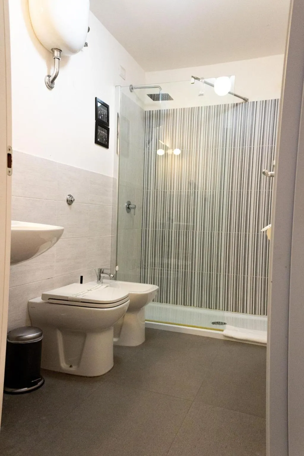 Room, Arthouse, Naples