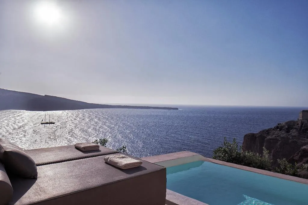 SUITE WITH PRIVATE POOL Room, Old Castle Oia by Mr and Mrs White, Santorini