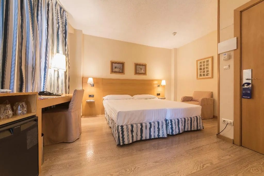 TRIPLE STANDARD Room, Infanta Mercedes, Madrid