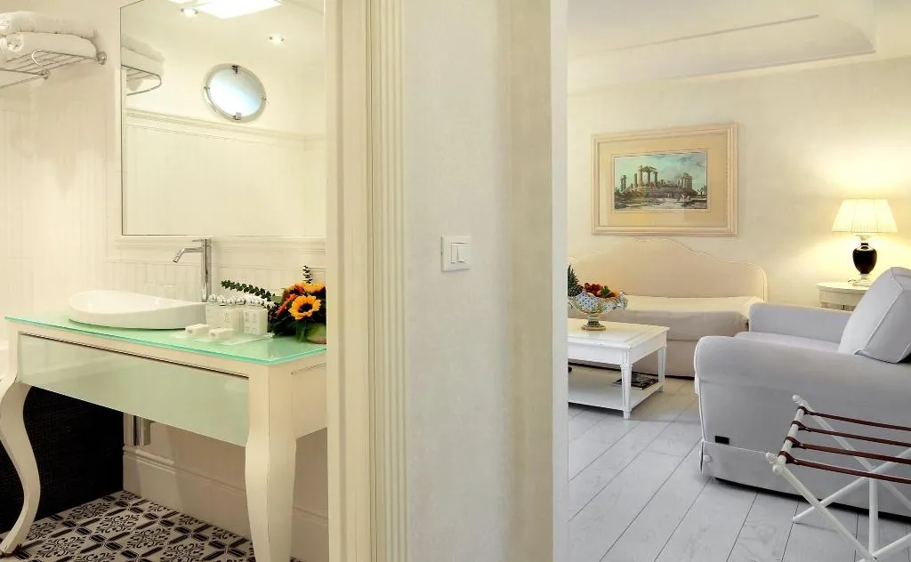 SUITE KING SIZE BED Room, Villa Athena, Catania