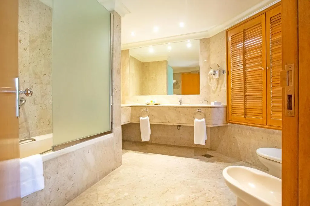 SUITE STANDARD Room, Dubai Marine Beach Resort & Spa, Dubai