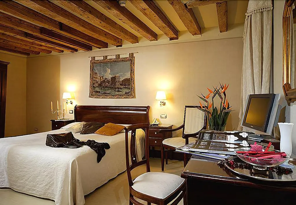 Room, Ca' del Nobile, Venice