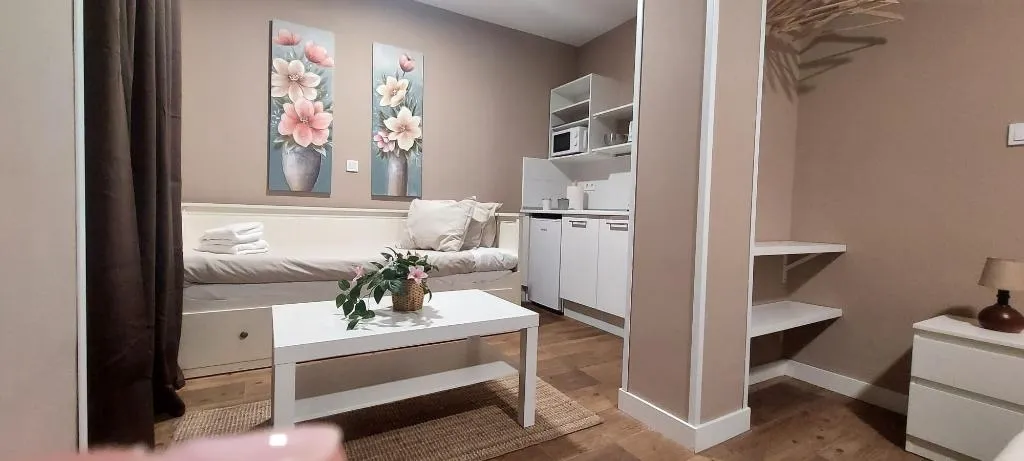 QUADRUPLE ONE BEDROOM ONE BATHROOM Room, El Palacete De La Almudayna, Madrid