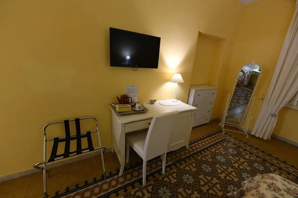 Room, Buonanotte Roma 2, Naples