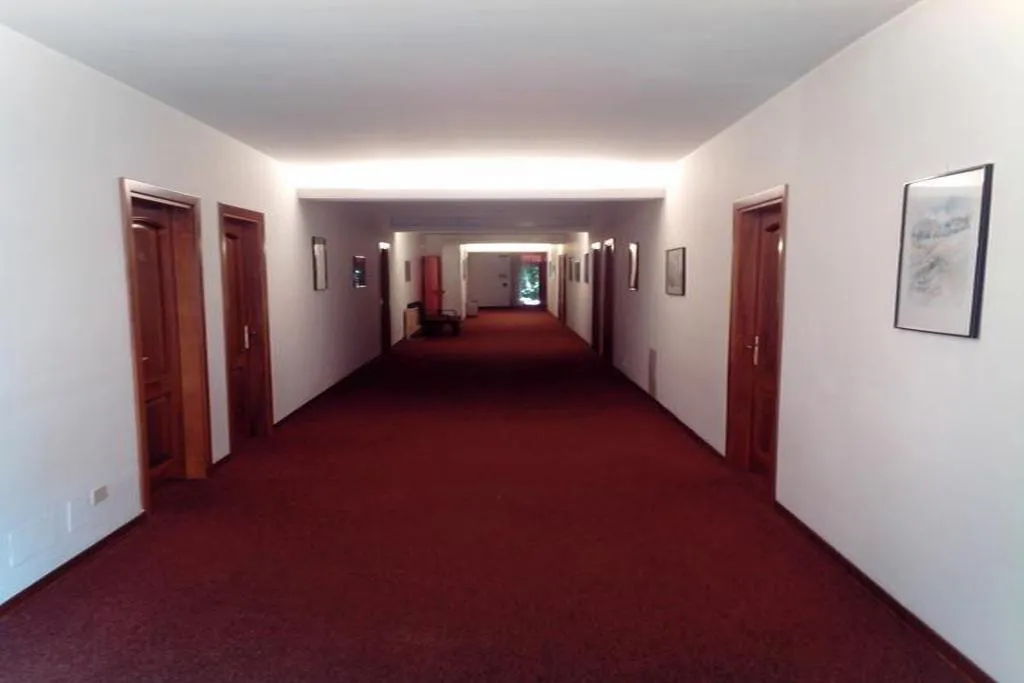 Lobby, Niki, Milan
