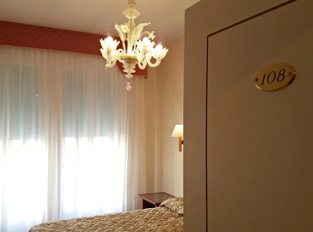 SINGLE STANDARD Room, Carlton Capri, Venice