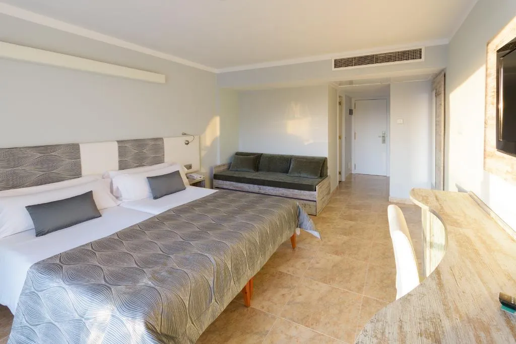 QUADRUPLE STANDARD Room, Bahia del Sol, Majorca