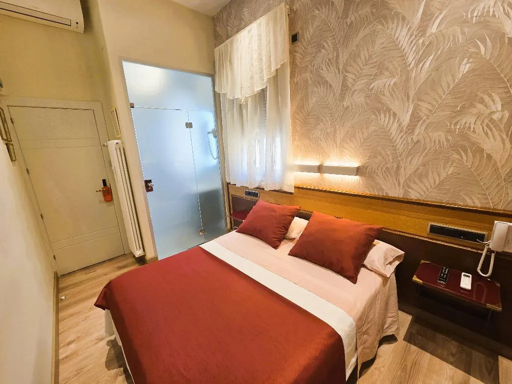 DOUBLE STANDARD Room, Hostal Hispano-Argentino Gran Via, Madrid
