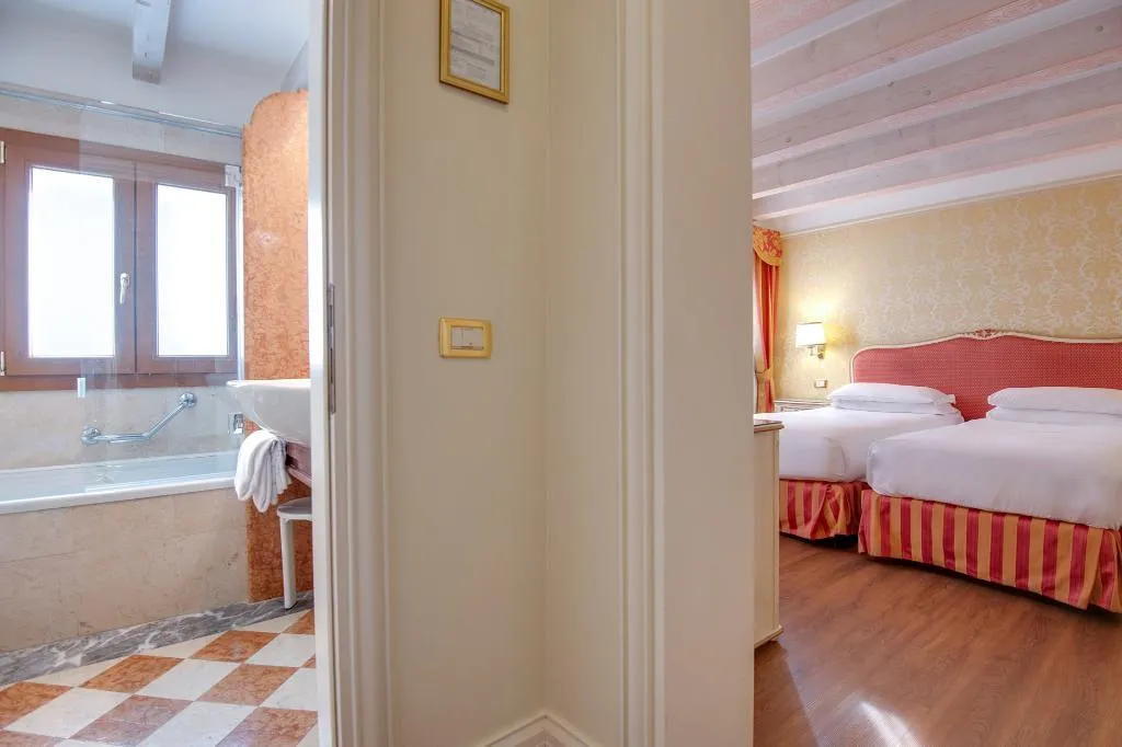 Double or Twin SUPERIOR Room, Antiche Figure, Venice