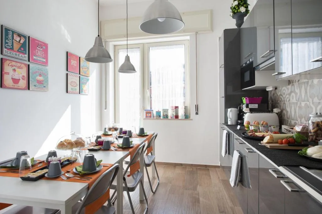 Room, La Maison Des Tout Le Monde, Naples