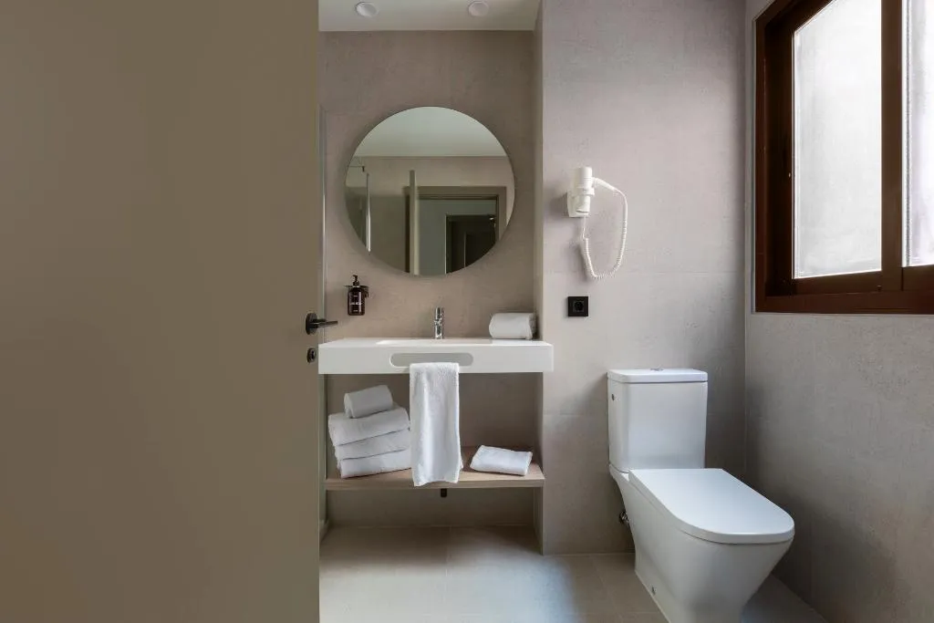 TRIPLE SUPERIOR Room, Acta Piramides, Madrid