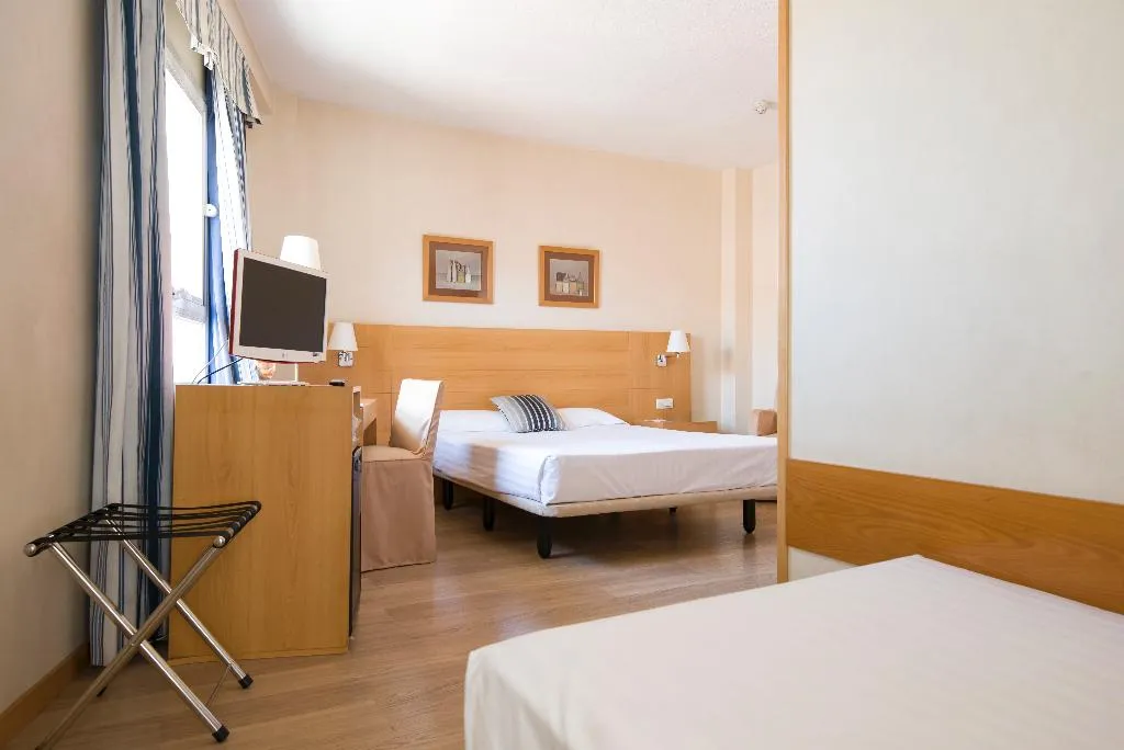 TRIPLE STANDARD Room, Infanta Mercedes, Madrid