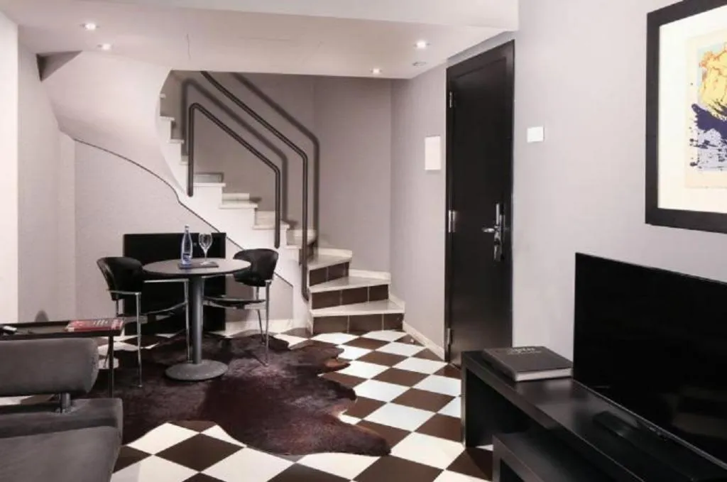 TRIPLE STANDARD Room, Gran Derby Suites, Barcelona