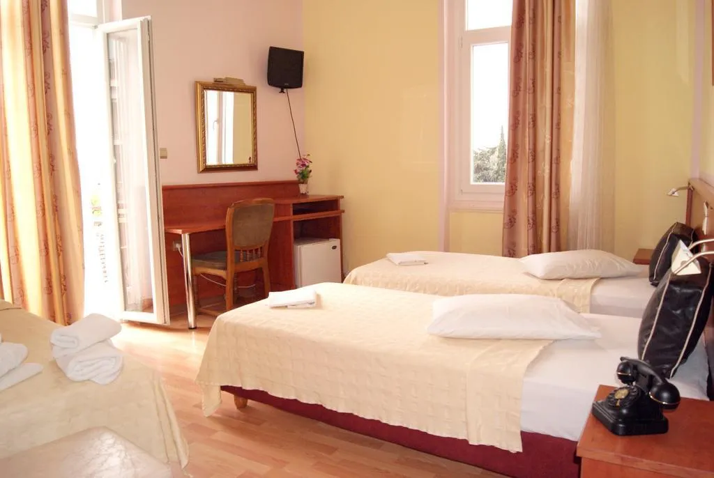 QUADRUPLE STANDARD Room, Diethness, Athens