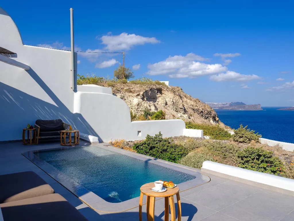SUITE DELUXE WITH PRIVATE POOL Room, Neptune Luxury Spa Suites, Santorini