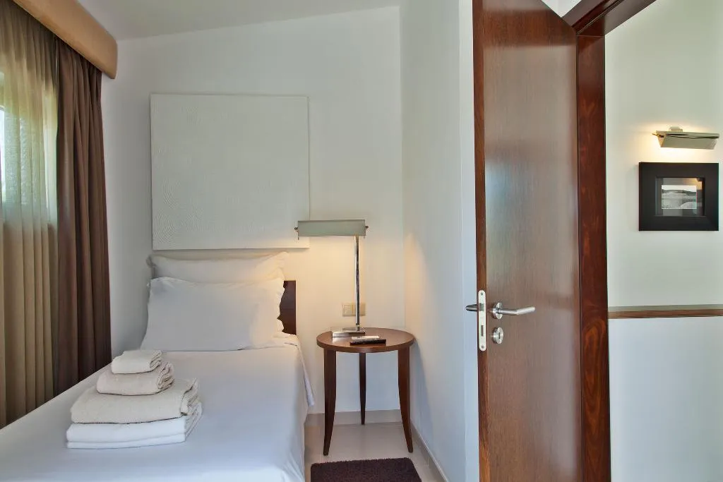 VILLA THREE BEDROOMS Room, São Rafael Holidays, Algarve