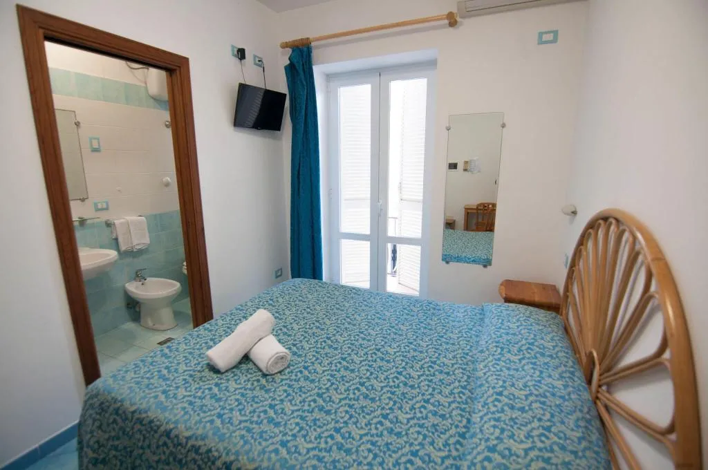 Room, Albergo Macrì, Naples