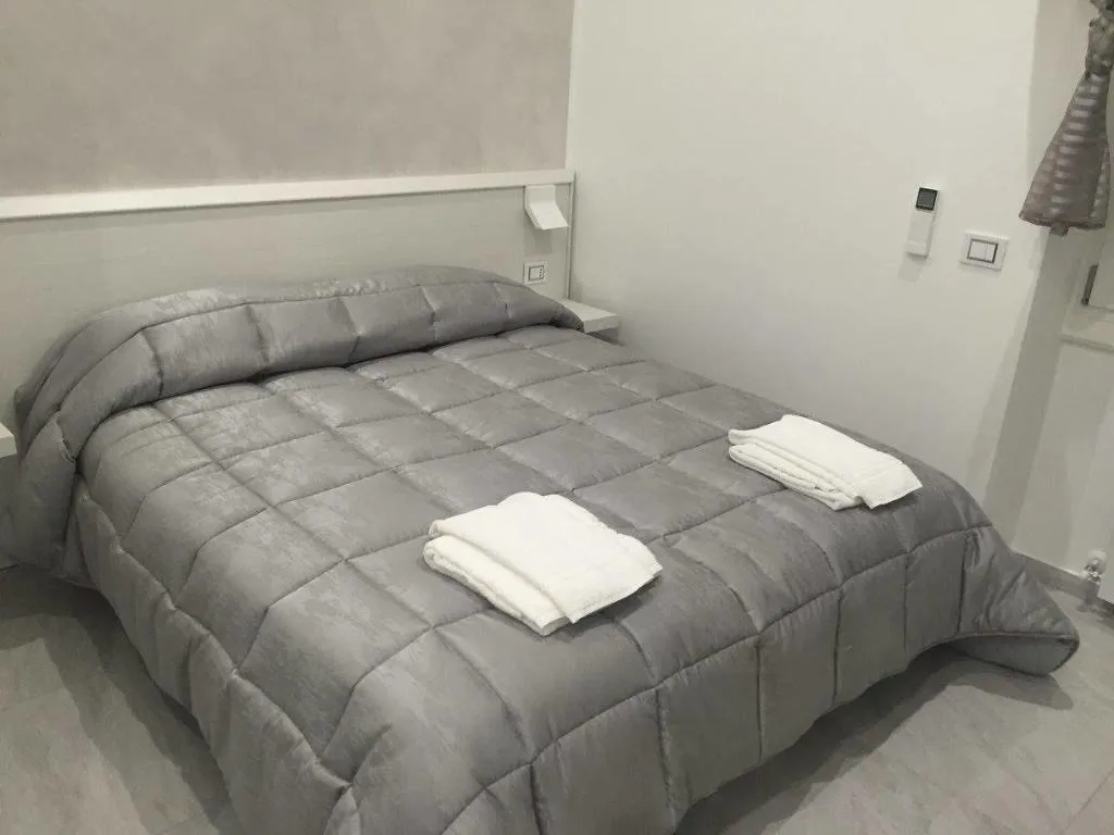 Room, Picaflor, Milan