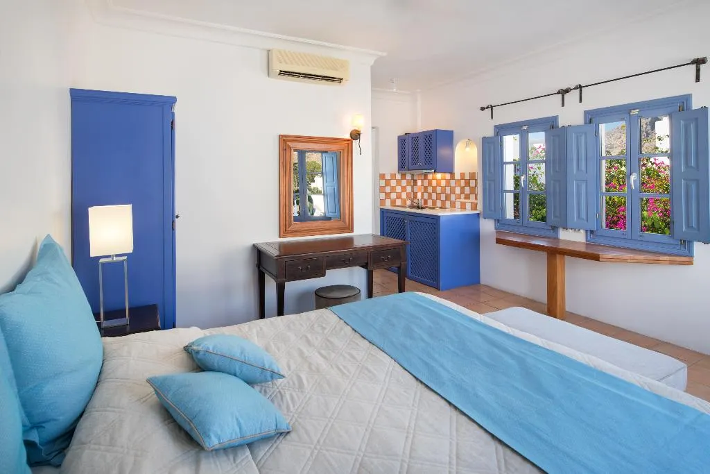 STUDIO WITH JACUZZI Room, Meltemi Suites, Santorini