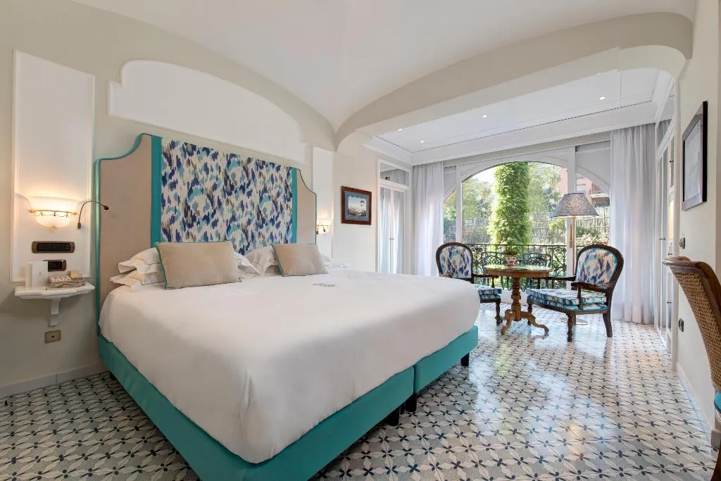 Double or Twin CLASSIC CITY VIEW Room, Grand Hotel Royal, Naples
