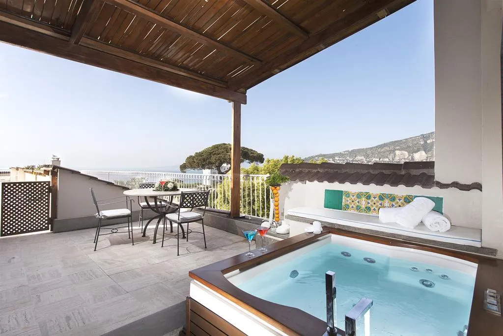 SUITE Presidential WITH VIEWS Room, Grand Hotel Cocumella, Naples