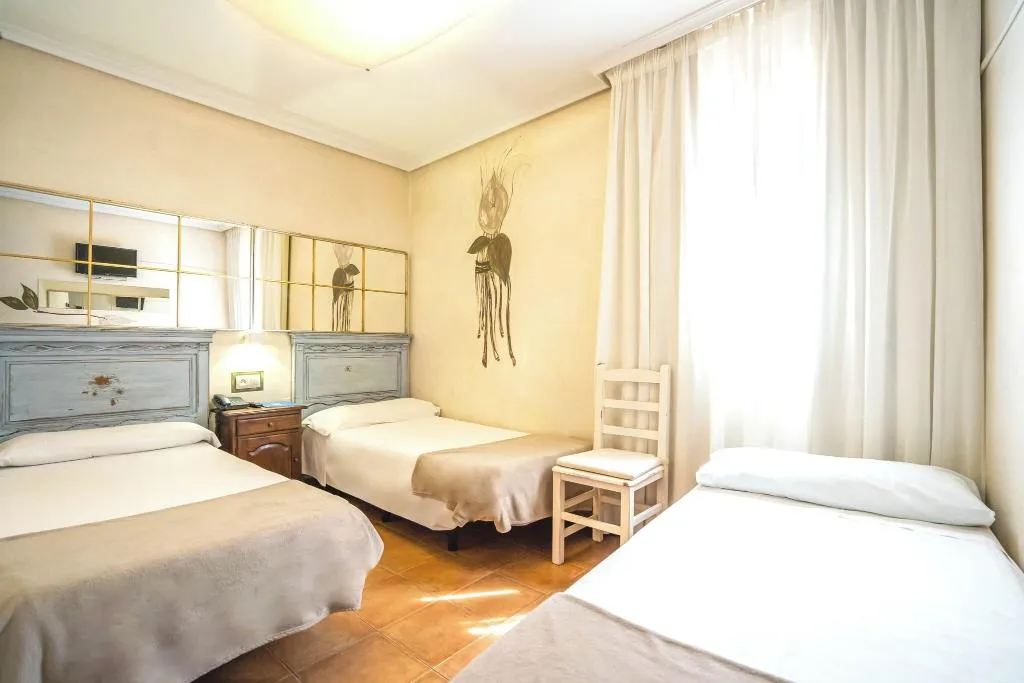 TRIPLE STANDARD Room, YIT Puerta Bisagra, Madrid