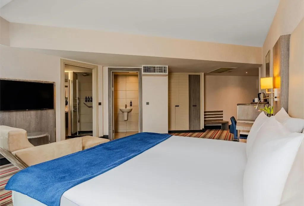SUITE KING SIZE BED Room, Ramada Plaza by Wyndham Izmir, Izmir