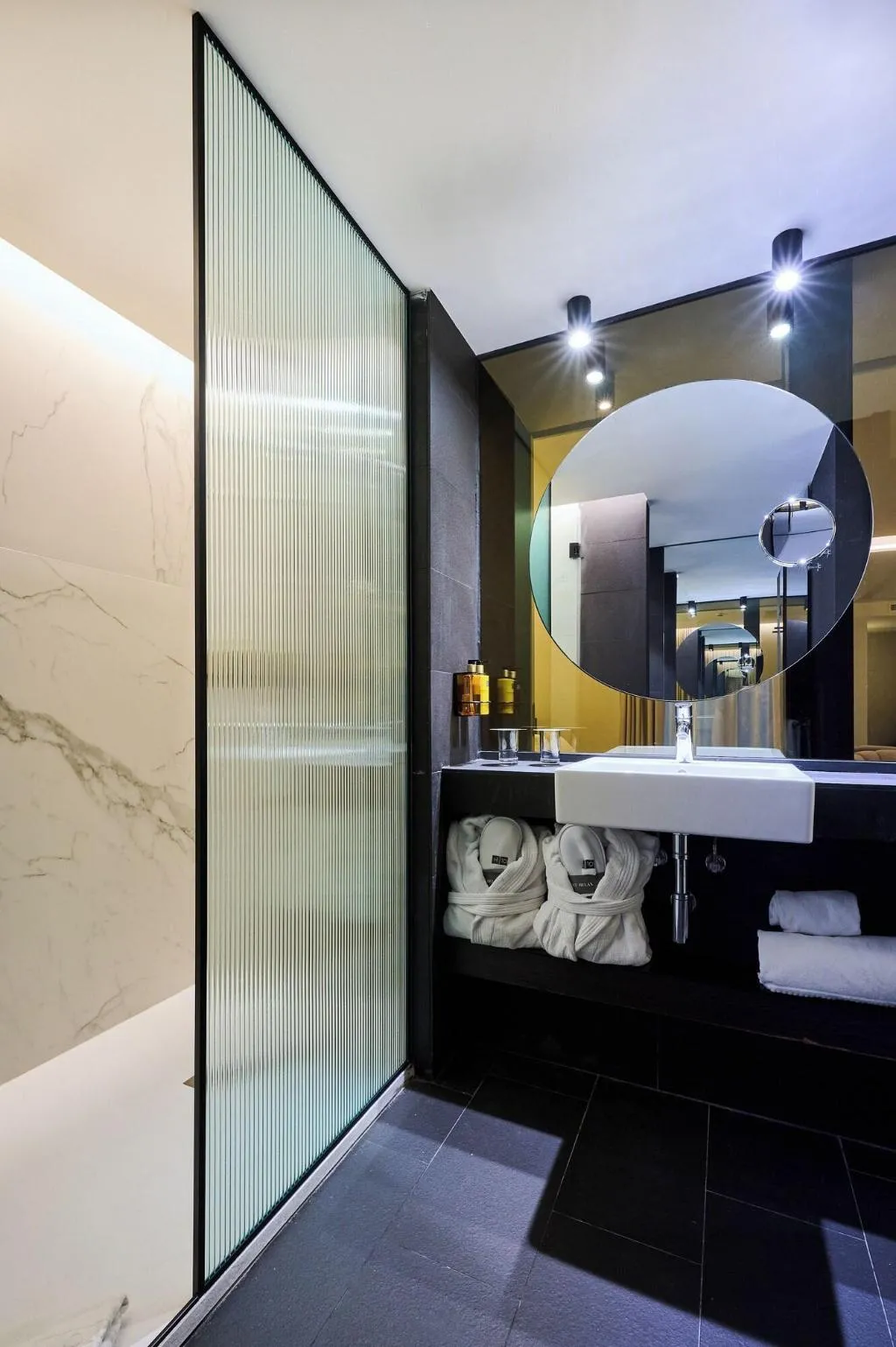 TRIPLE SUPERIOR Room, H10 Port Vell, Barcelona