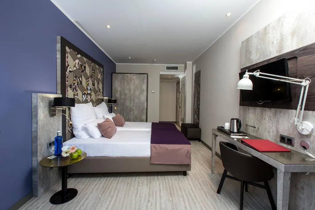 Double or Twin SUPERIOR Room, Leonardo Hotel Las Ramblas, Barcelona