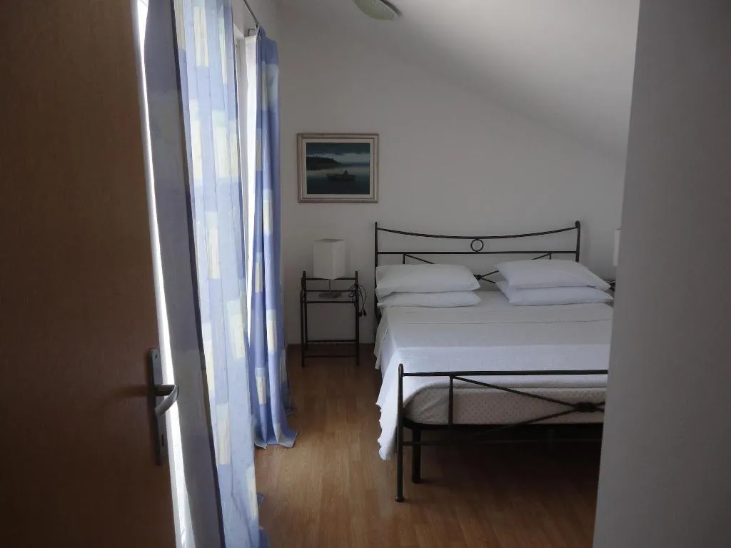 Room, Pink Inn, Split
