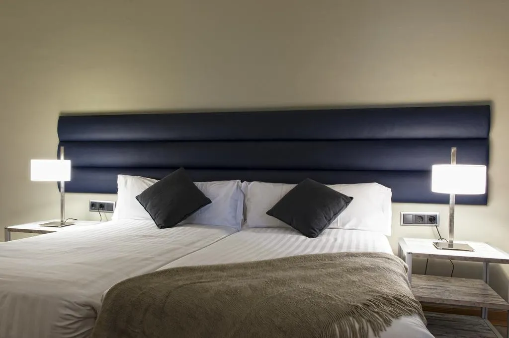 APARTMENT CAPACITY 4 TWO BEDROOMS Room, MH Apartments Tetuan, Barcelona