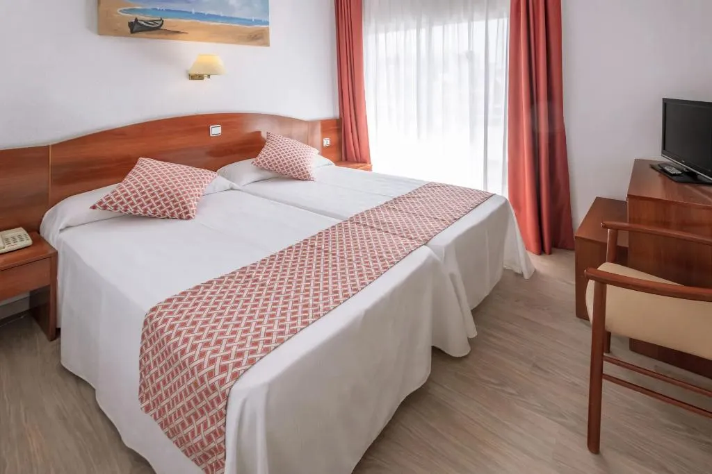 TRIPLE WITH BALCONY Room, GHT Balmes - Apartaments & Splash, Costa Brava