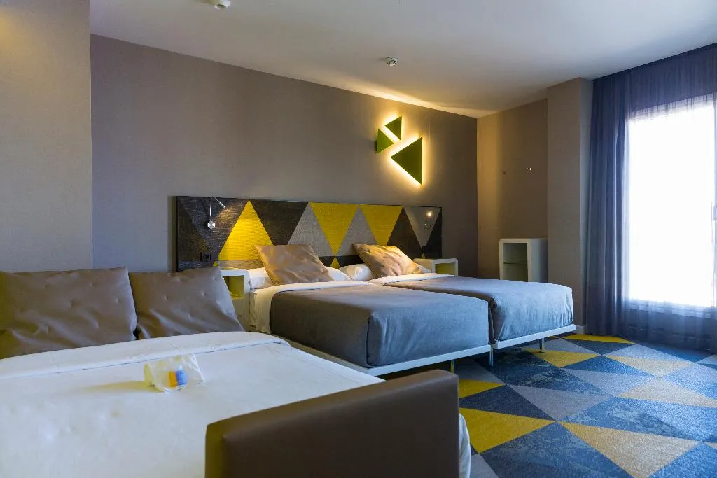 Double or Twin CAPACITY 2 Room, Macia Sevilla Kubb, Seville