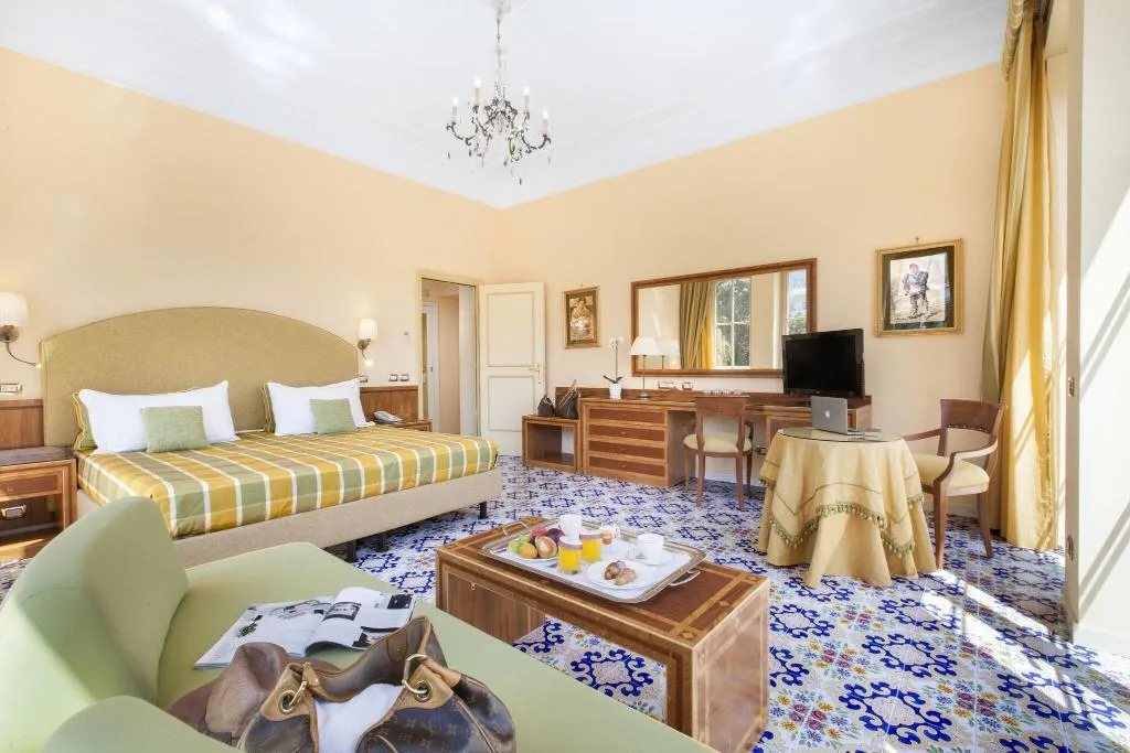 JUNIOR SUITE KING SIZE BED Room, Antiche Mura, Naples