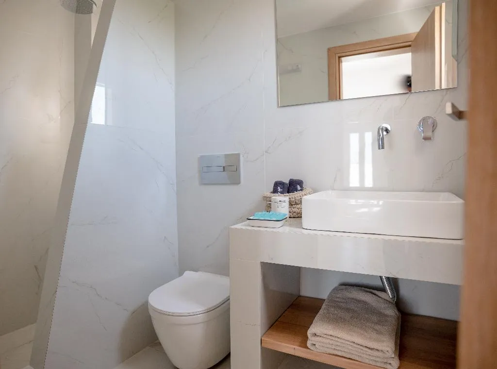 SUITE TWO BEDROOMS TWO BATHROOMS Room, Kýma Perissa, Santorini