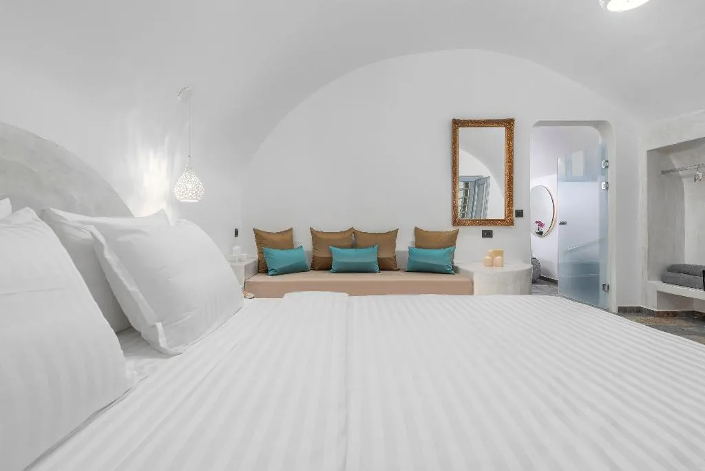 SUITE DELUXE WITH JACUZZI Room, Sole D'Oro Luxury Suites, Santorini