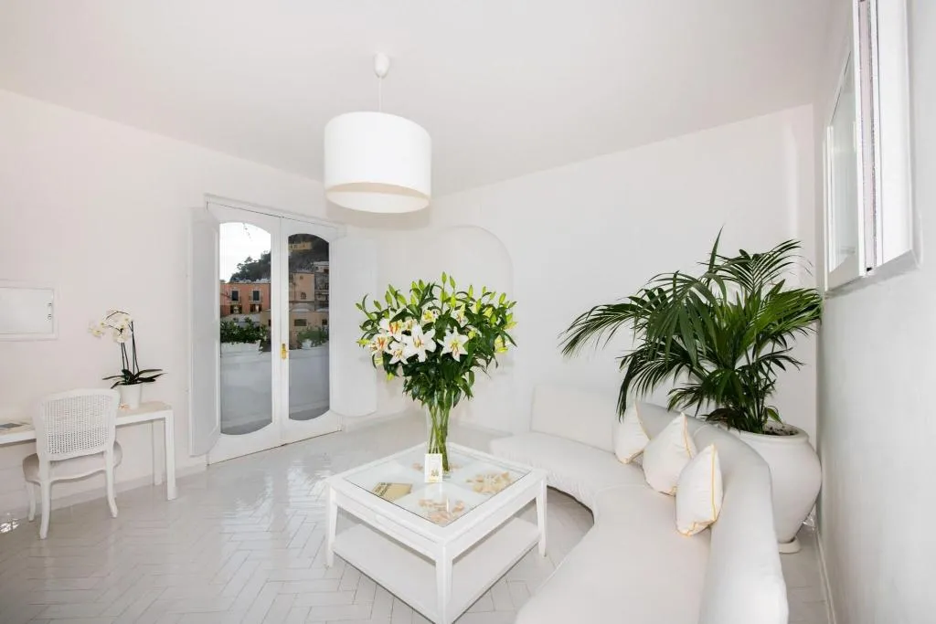 APARTMENT SEA VIEW WITH TERRACE Room, Residence Villa Yiara, Naples